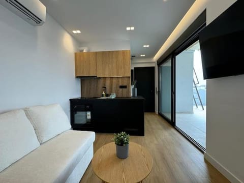 BlueMotion - Cruisenest Transportation included Apartment in Pireas