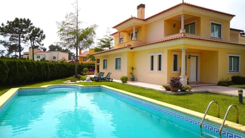 Property building, Day, Garden, Garden view, Pool view, Swimming pool, sunbed