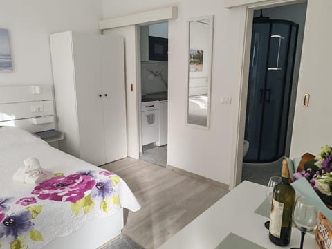 Bed, Bathroom, Kitchen or kitchenette, Dining area, Bedroom