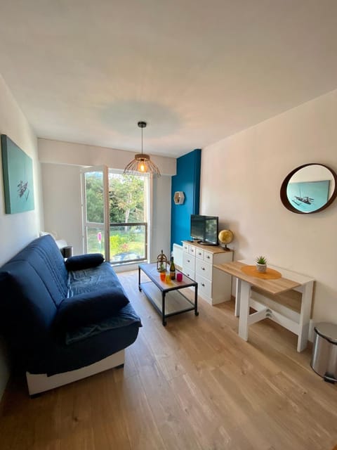 Bed, Living room