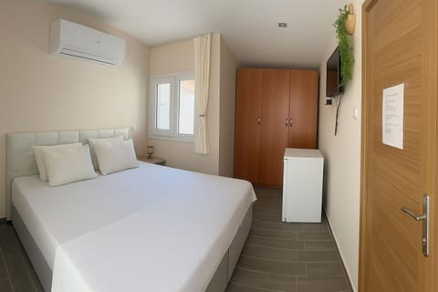 Bed, TV and multimedia, Photo of the whole room, Bedroom, wardrobe, air conditioner