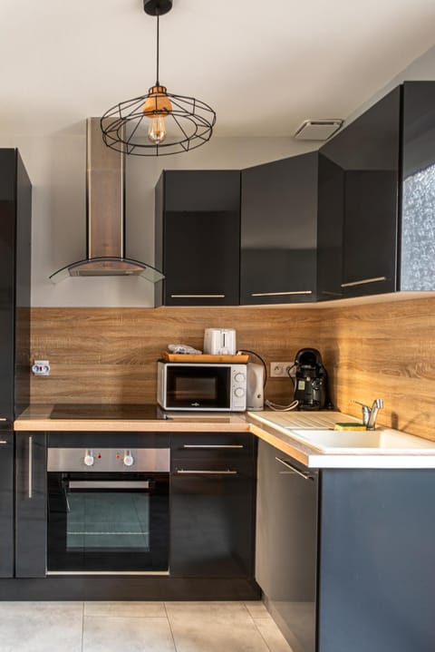 Coffee/tea facilities, Kitchen or kitchenette, oven, stove, toaster