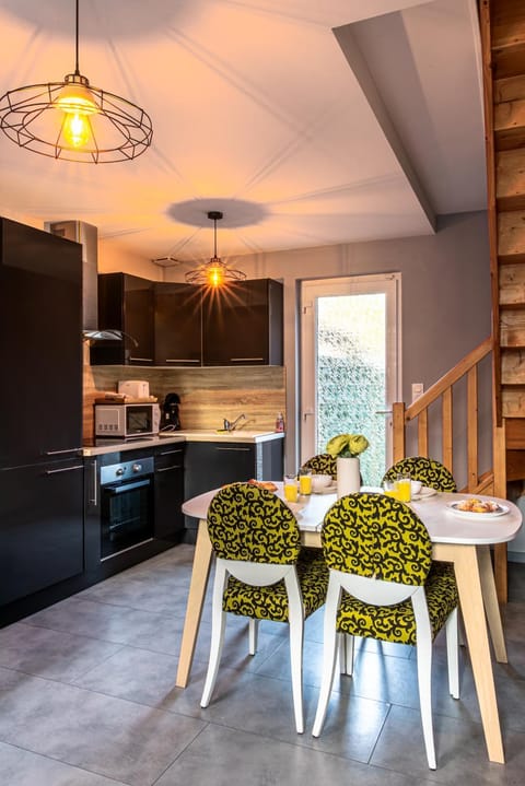 Kitchen or kitchenette, Seating area, Dining area, stove