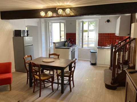 Coffee/tea facilities, Kitchen or kitchenette, Dining area, dishwasher, oven, stove