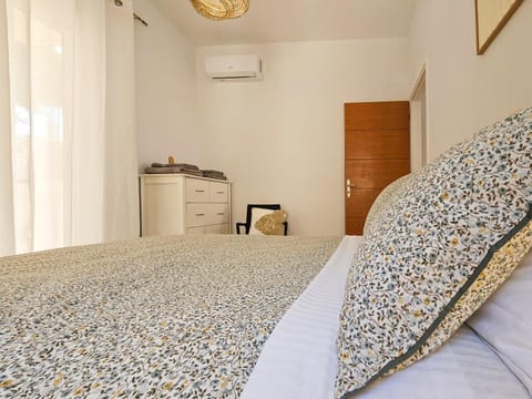 Bed, Photo of the whole room, Bedroom, air conditioner