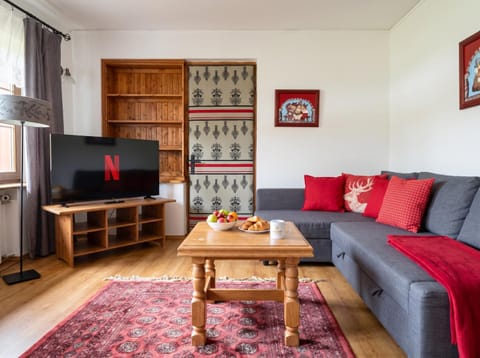 Communal lounge/ TV room, TV and multimedia, Living room, Seating area, Dining area, Evening entertainment