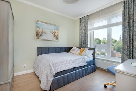 Bed, Photo of the whole room, Seating area, Bedroom