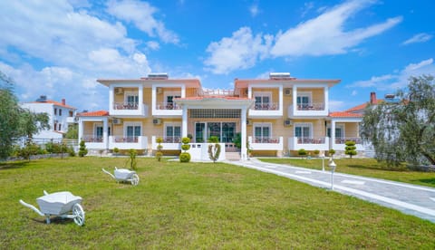 Property building, Facade/entrance, Garden, Garden view, Area and facilities