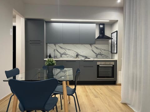 Kitchen or kitchenette, Living room, Seating area, Dining area