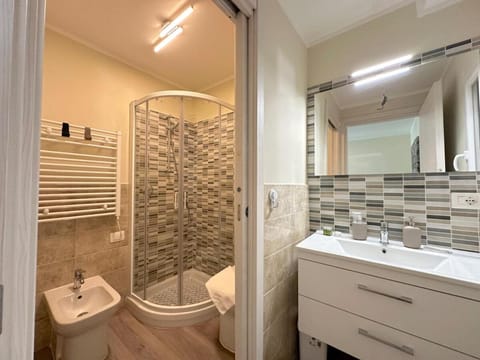 Shower, Toilet, Bathroom, bidet, towels