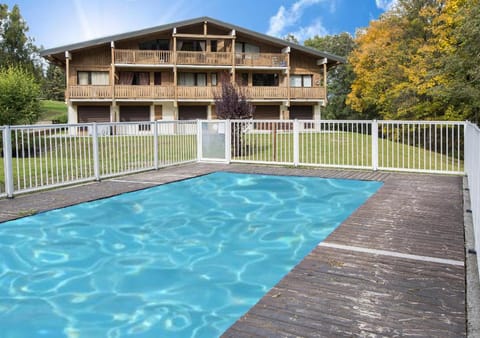 Property building, Spring, Day, Pool view, Swimming pool, Swimming pool