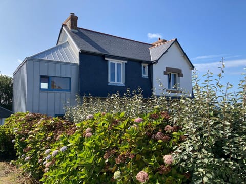 Small house with sea view House in Trévou-Tréguignec