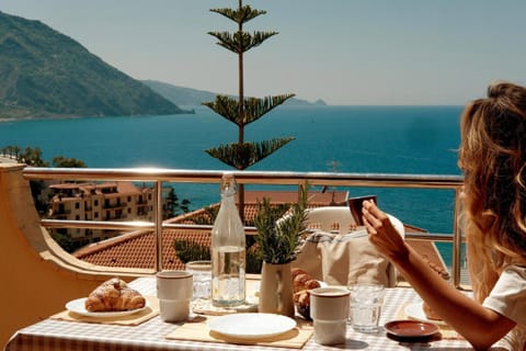 Day, People, Natural landscape, Coffee/tea facilities, View (from property/room), Balcony/Terrace, Food and drinks, Dining area, Food, Mountain view, Sea view, Drinks