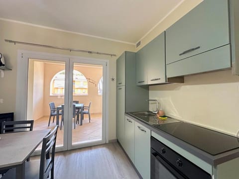 Kitchen or kitchenette, Dining area, oven, stove