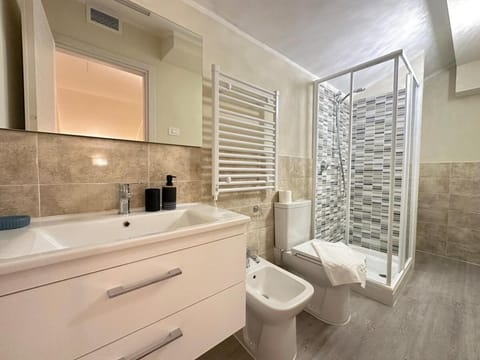 Shower, Toilet, Bathroom, bidet, towels