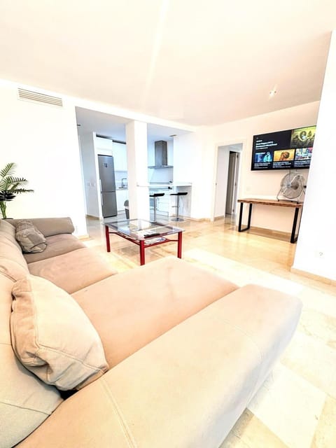 TV and multimedia, Kitchen or kitchenette, Living room, Seating area, Dining area