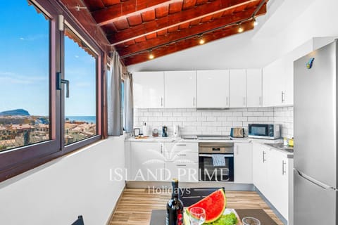 Kitchen or kitchenette, Sea view, oven
