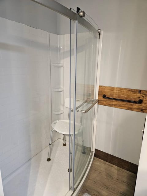 King Bed Outdoor Fireplace Seconds From Highway House in Penobscot