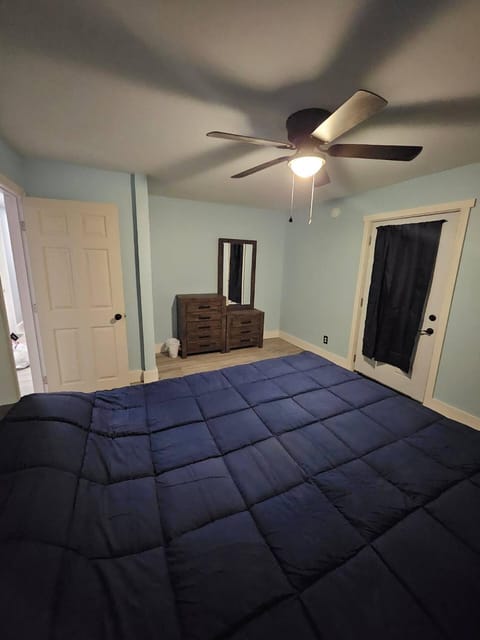 King Bed Outdoor Fireplace Seconds From Highway House in Penobscot