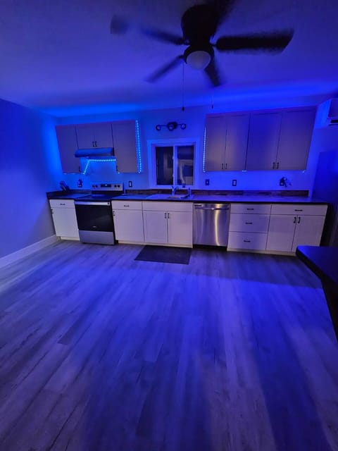 King Bed Outdoor Fireplace Seconds From Highway House in Penobscot