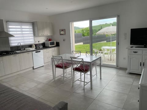 TV and multimedia, Coffee/tea facilities, Kitchen or kitchenette, Living room, Dining area, oven, stove, toaster