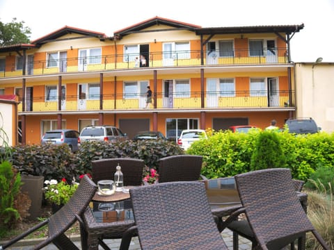 Property building, Day, Summer, Garden, Garden view, Parking