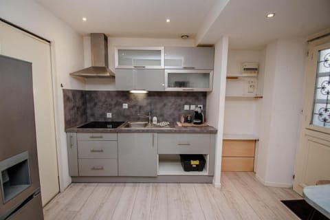 Coffee/tea facilities, Kitchen or kitchenette, stove