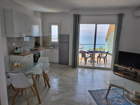 Natural landscape, TV and multimedia, Kitchen or kitchenette, Seating area, Dining area, Sea view, oven, stove