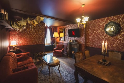 Communal lounge/ TV room, TV and multimedia, Living room, Seating area, Dining area, Evening entertainment