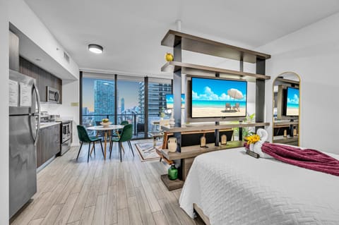 Bed, TV and multimedia, Kitchen or kitchenette, Living room, Photo of the whole room, Bedroom