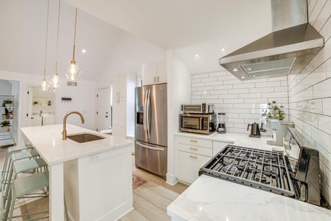 1 Mi to Dtwn Grand Rapids Chic Condo with Balcony! Apartment in Grand Rapids