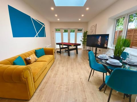 TV and multimedia, Living room, Seating area, Dining area