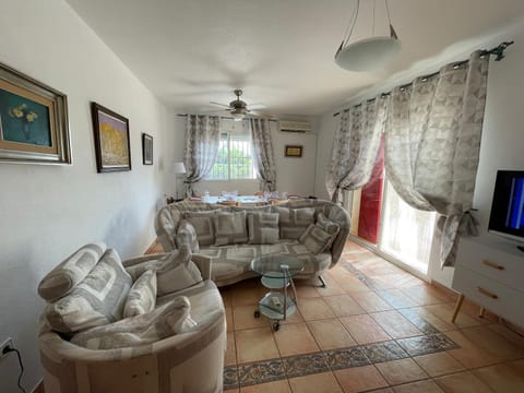 TV and multimedia, Living room, Seating area, Dining area