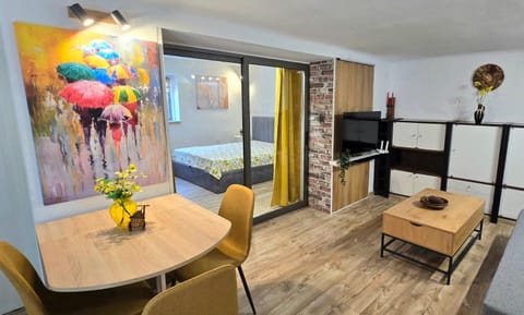 Communal lounge/ TV room, Bed, TV and multimedia, Living room, Photo of the whole room, Evening entertainment, Bedroom