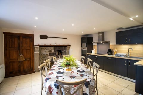 Kitchen or kitchenette, Dining area, stove