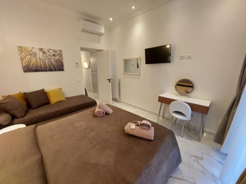 Bed, TV and multimedia, Photo of the whole room, Seating area, Bedroom, towels, air conditioner