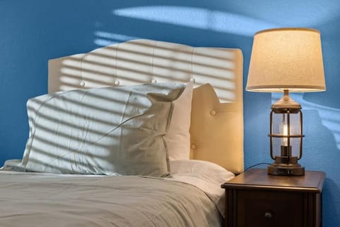 NEW Temple House - 12PPL - Families, Groups, Insurance - Quiet Street, 5 Mi To Meta, BS&W, UMHB Pets OK, FAST Wi-Fi FREE Parking - Professionally Managed By Stay Albatross Furnished Rentals House in Temple