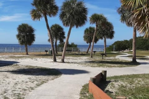 Boaters Dream Rustic Waterfront Retreat House in New Port Richey
