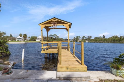 Boaters Dream Rustic Waterfront Retreat House in New Port Richey