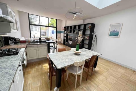 Kitchen or kitchenette, Dining area, dishwasher, oven, stove