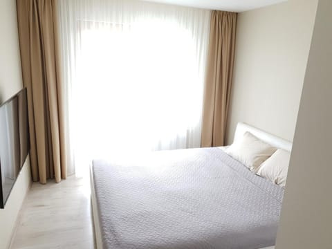 Bed, TV and multimedia, Bedroom