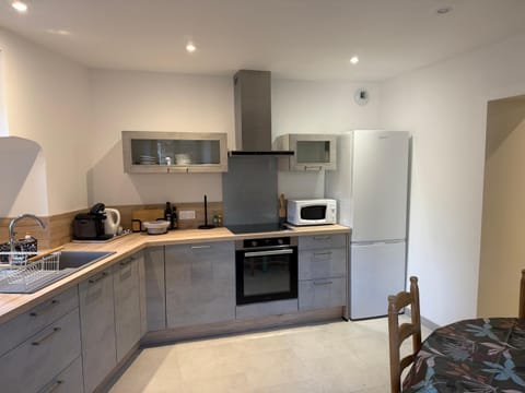 Coffee/tea facilities, Kitchen or kitchenette, Dining area, dishwasher, oven, pet friendly, stove