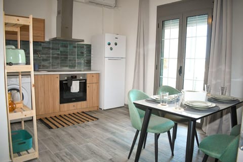 Coffee/tea facilities, Kitchen or kitchenette, Dining area, oven, pet friendly, stove, toaster, air conditioner