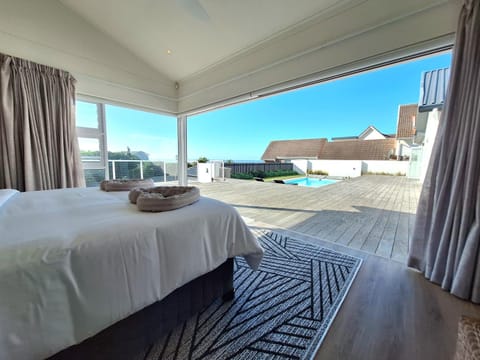 Bed, Balcony/Terrace, Photo of the whole room, Pool view, Swimming pool