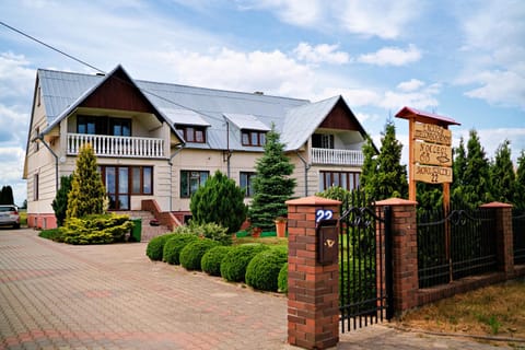 Property building, Facade/entrance, Off site, Day, Neighbourhood, Natural landscape, Summer, On site