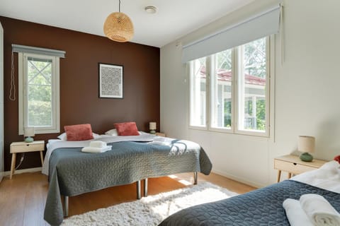 Bed, Bedroom, towels