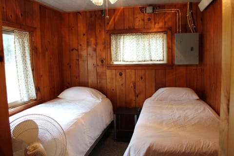 Cabin 7 - Cozy classic cabin on the lake shore with private deck Cabin in Minnesota