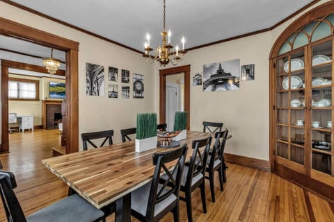 Spacious Niagara Falls Air Conditioning Parking Steam Shower House in Niagara Falls