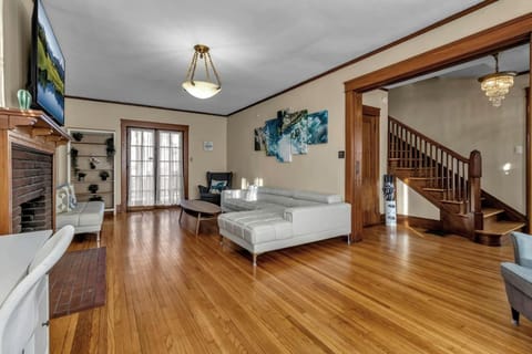 Spacious Niagara Falls Air Conditioning Parking Steam Shower House in Niagara Falls