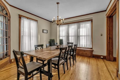 Spacious Niagara Falls Air Conditioning Parking Steam Shower House in Niagara Falls